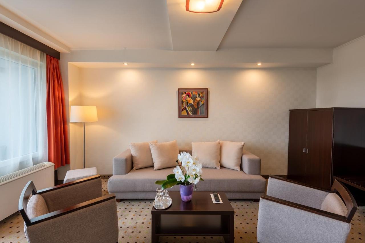 Hunguest Hotel גיולה מראה חיצוני תמונה