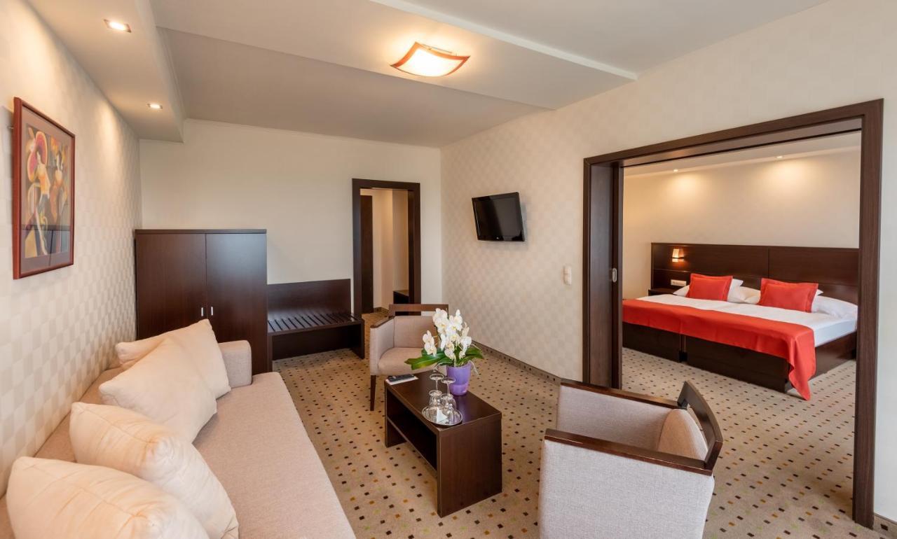 Hunguest Hotel גיולה מראה חיצוני תמונה