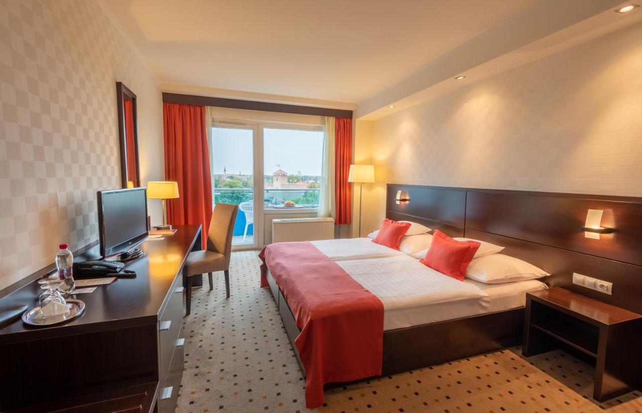 Hunguest Hotel גיולה מראה חיצוני תמונה