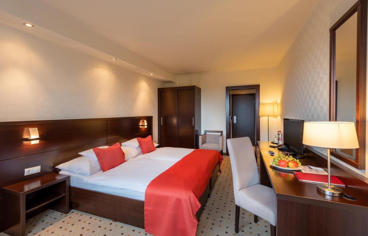 Hunguest Hotel גיולה מראה חיצוני תמונה