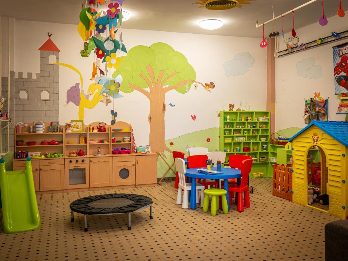 Hunguest Hotel גיולה מראה חיצוני תמונה
