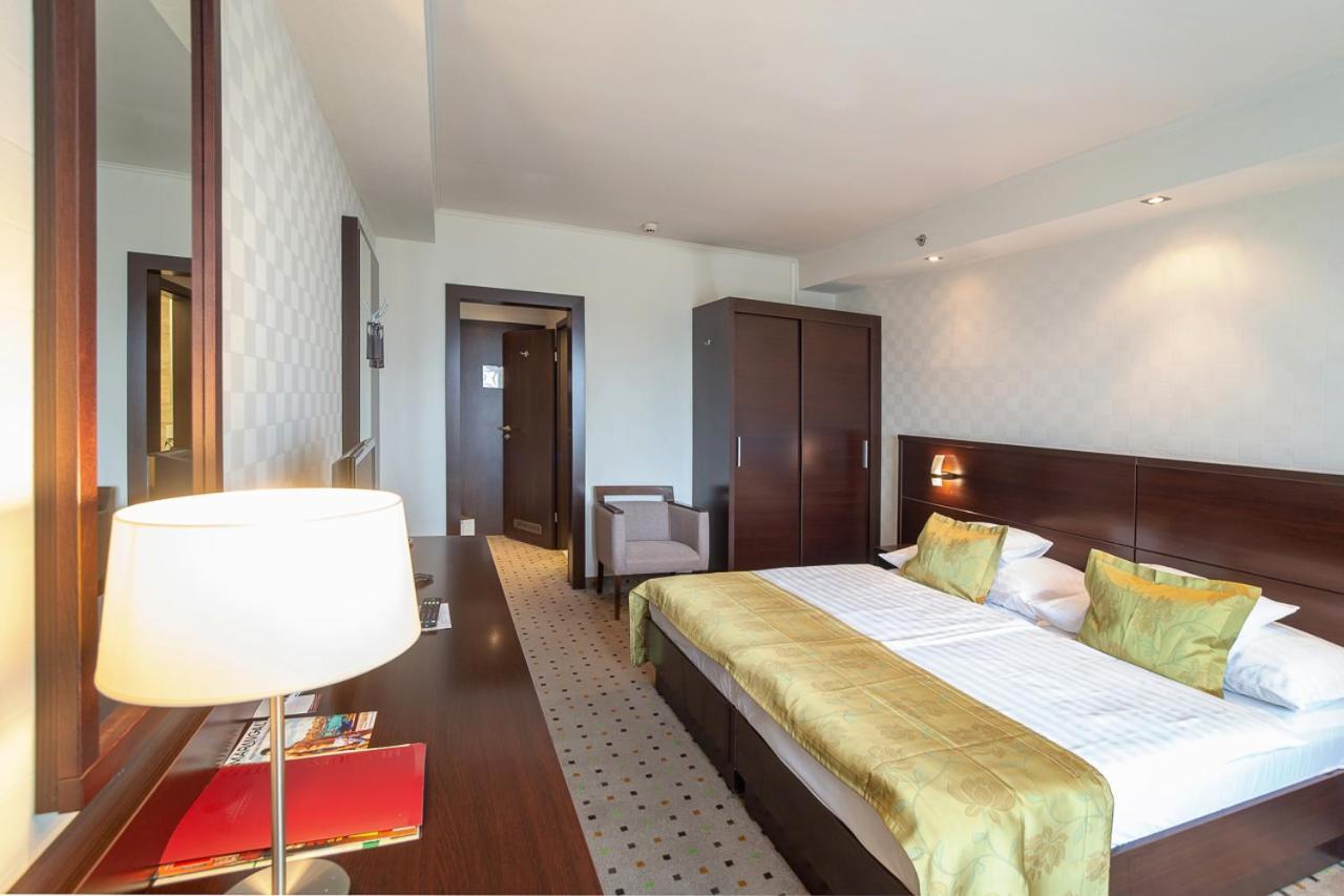 Hunguest Hotel גיולה מראה חיצוני תמונה