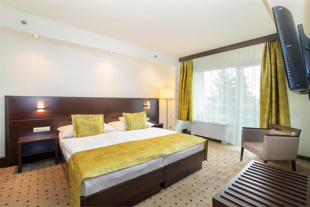 Hunguest Hotel גיולה מראה חיצוני תמונה