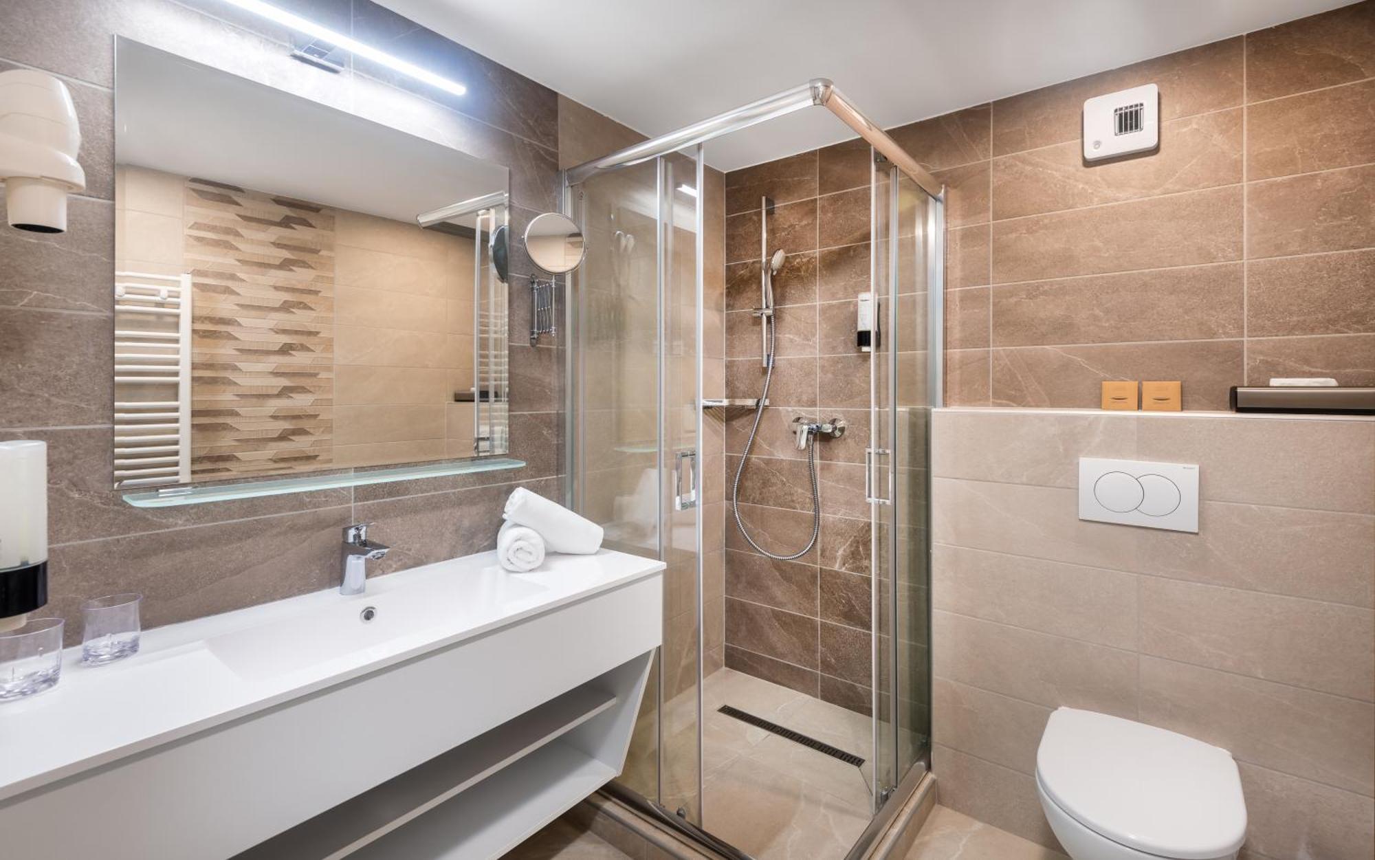 Hunguest Hotel גיולה מראה חיצוני תמונה