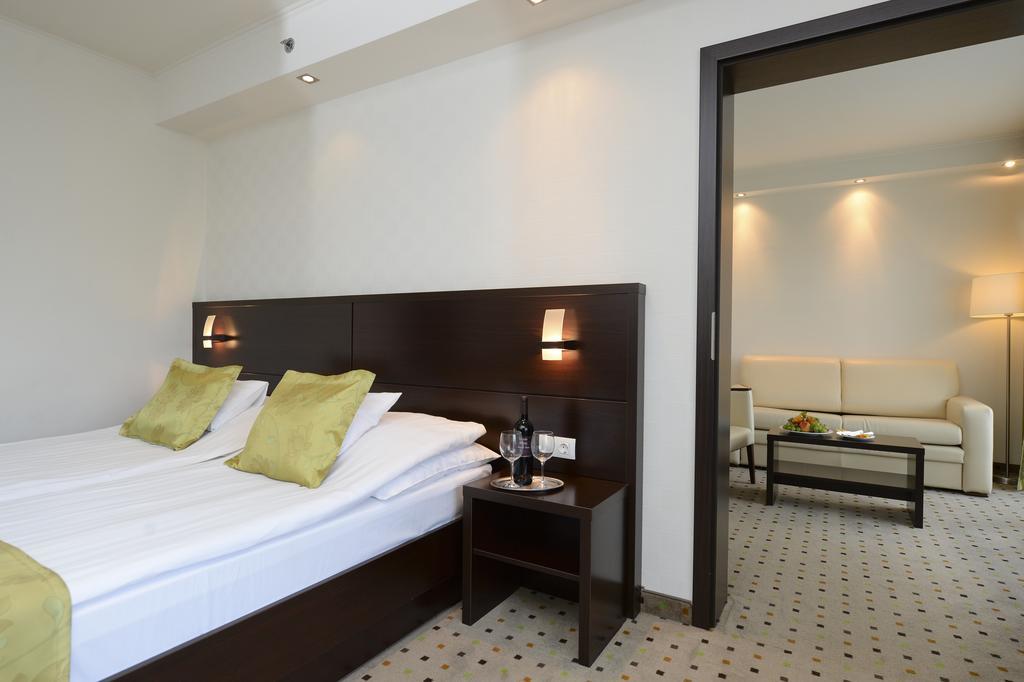 Hunguest Hotel גיולה מראה חיצוני תמונה