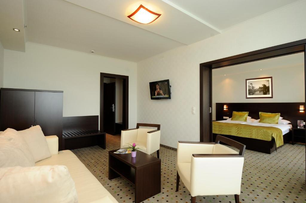 Hunguest Hotel גיולה מראה חיצוני תמונה