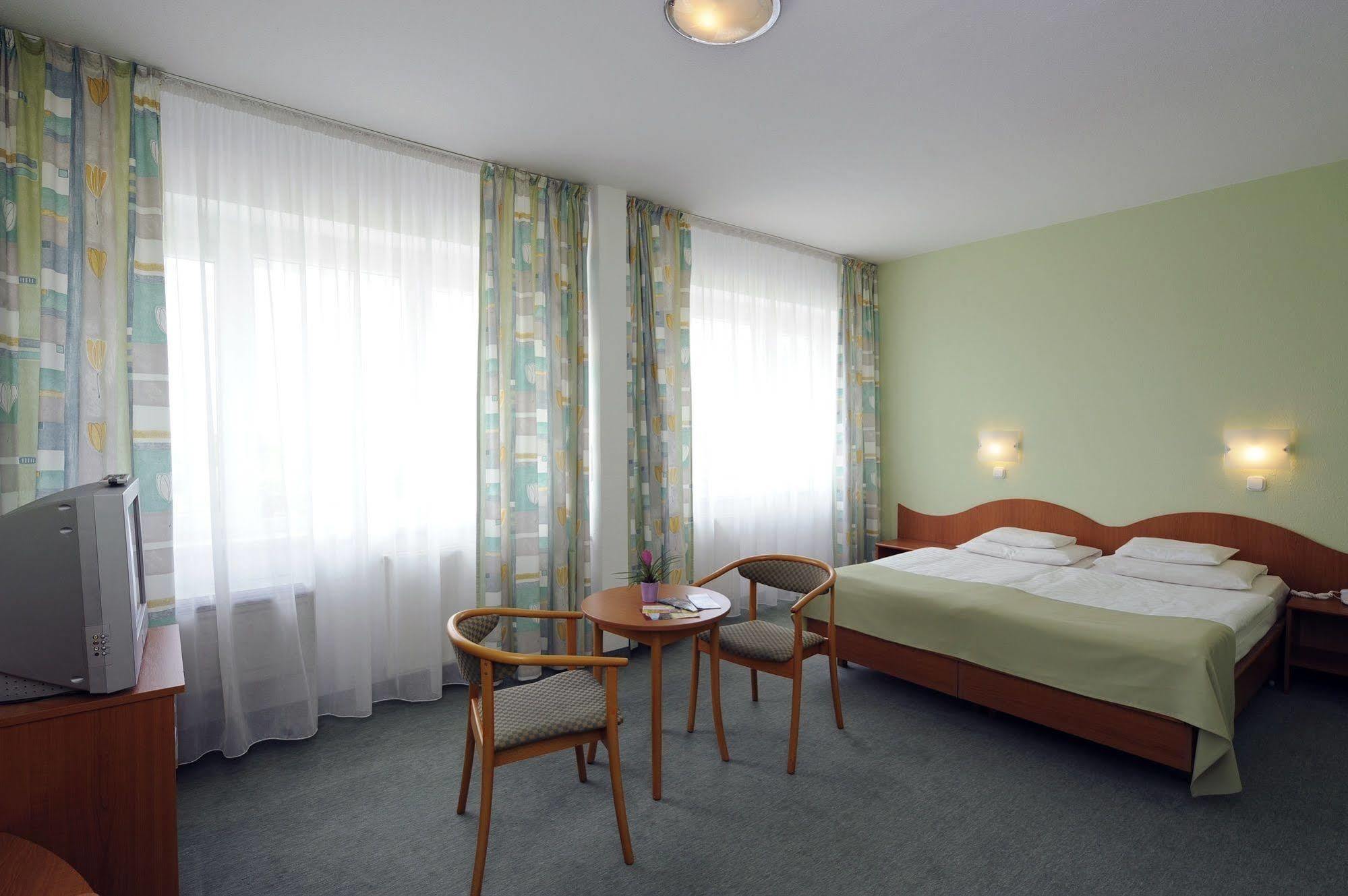 Hunguest Hotel גיולה מראה חיצוני תמונה